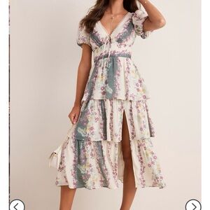 NWT Francesca’s V Neck Tiered Floral Midi Dress